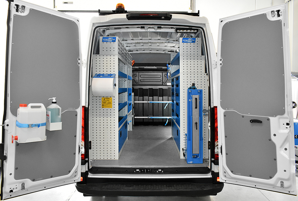 01 Volkswagen Transporter, ki ga je Syncro System opremil kot mobilno delavnico v Sloveniji