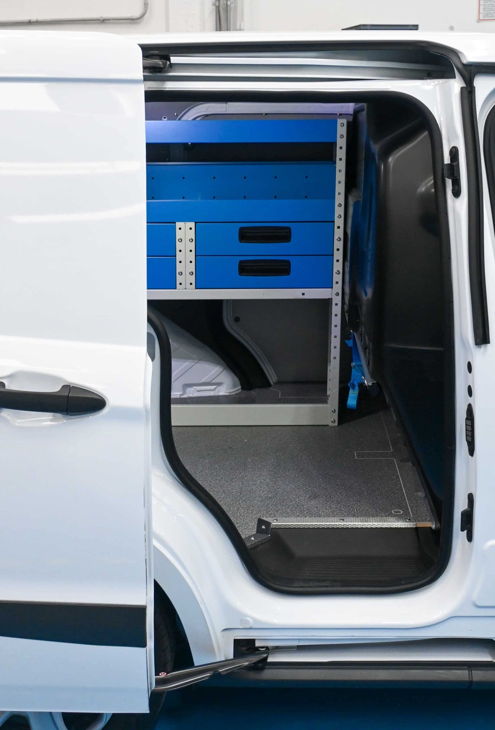 01 courier Syncro Slovenija