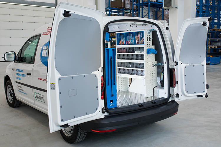 02 prozornih predalov na majhnem kombiju, opremljenem s Syncro Slovenija