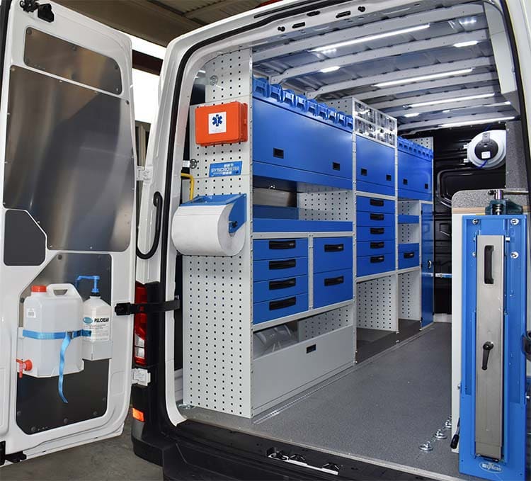 02 Crafter z zaprtimi policami, predali in policami s posodami Syncro Slovenia