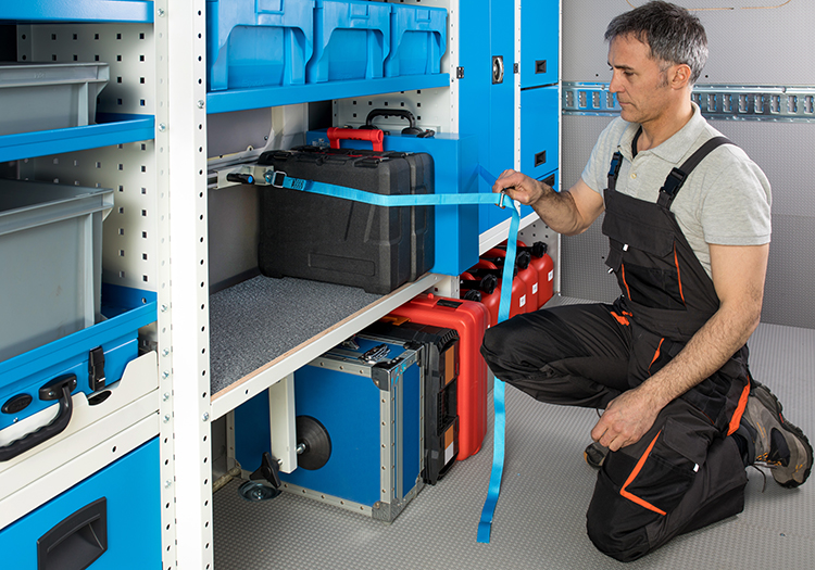 02 Pritrdilca za prtljago s pasom v uporabi Slovenija