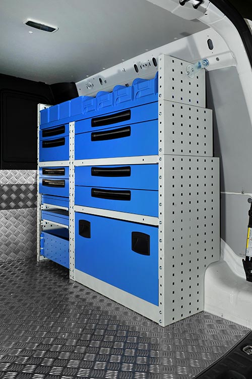 02 Desna stena Caddyja s predali in policami Syncro Slovenia