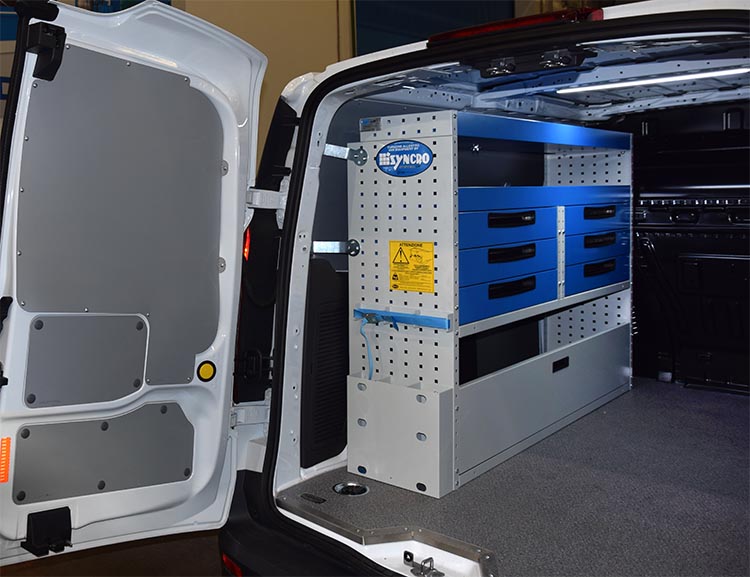 02 Leva stena Connect z odprtimi predali in s predalnimi vrati ter dodatki Syncro Slovenia