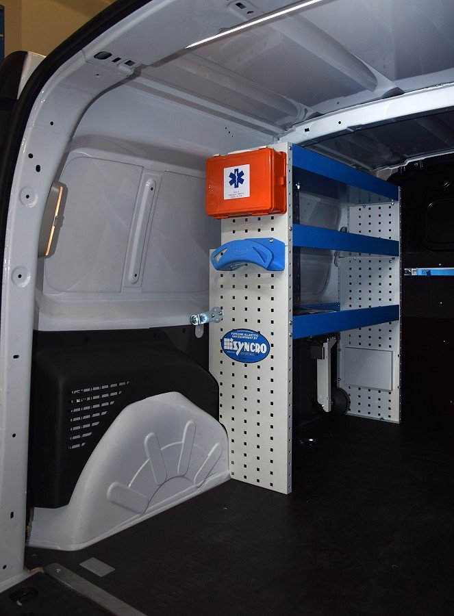 02 Leva stenska NV250 s policami in dodatki Syncro Slovenija