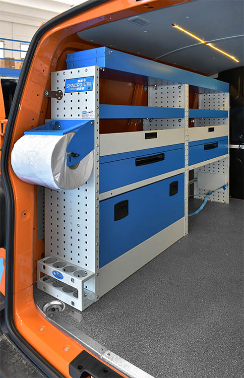 02 Držalo za papirne rolice in pohištvo z zapiralnimi vrati na Transporter Syncro Slovenija