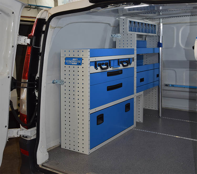 02 Vito z varnostnimi palicami za tovor in pohištvom Syncro Slovenia