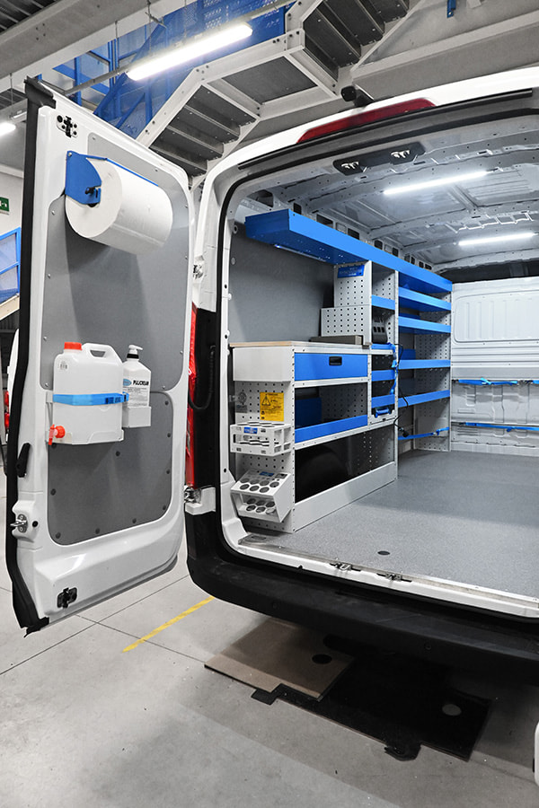 Delovna miza 02 s predali in dodatki za Maxus znamke Syncro Slovenija