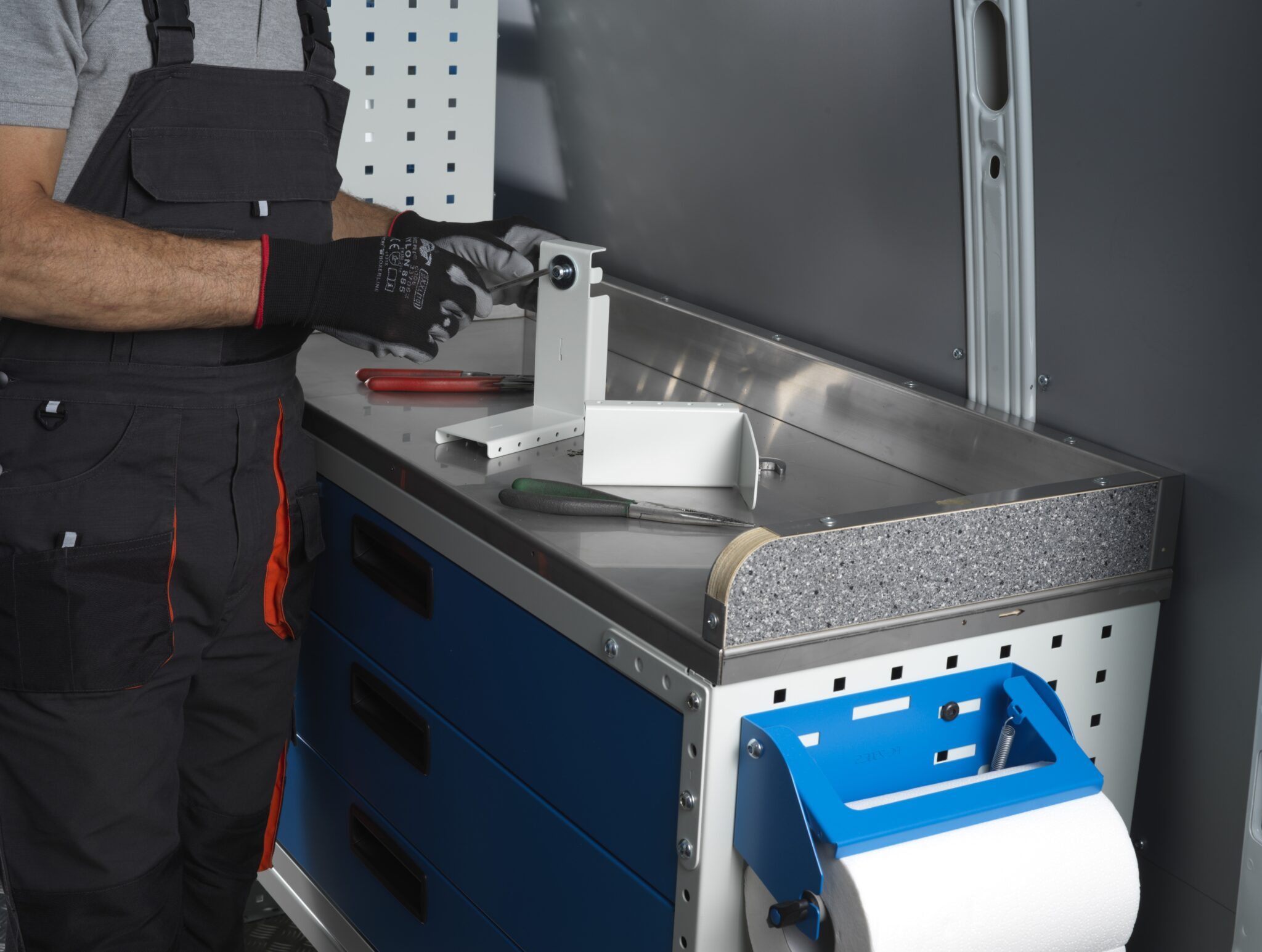 02 Delovna miza iz marmoriranega lesa s pokrovom iz nerjavečega jekla Slovenija