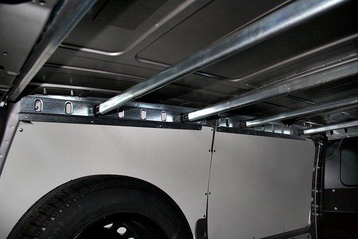 02 Kovinske palice, priklenjene na drogove kombija