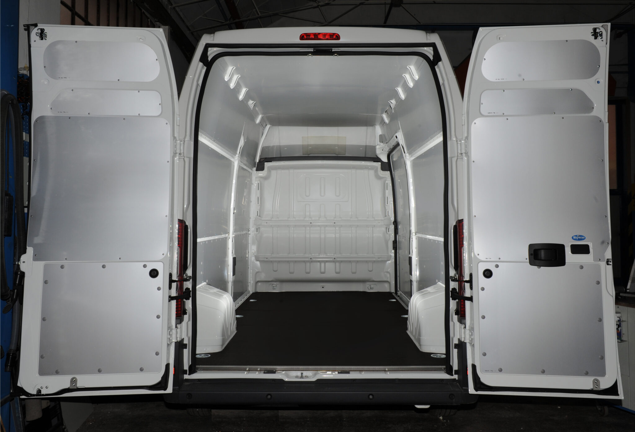 03 kombi s pokritjem celotne karoserije Syncro Slovenija