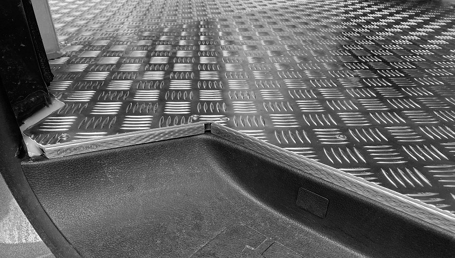 03 Robovi iz nerjavnega jekla za sklopljeno talno ploščo Slovenija