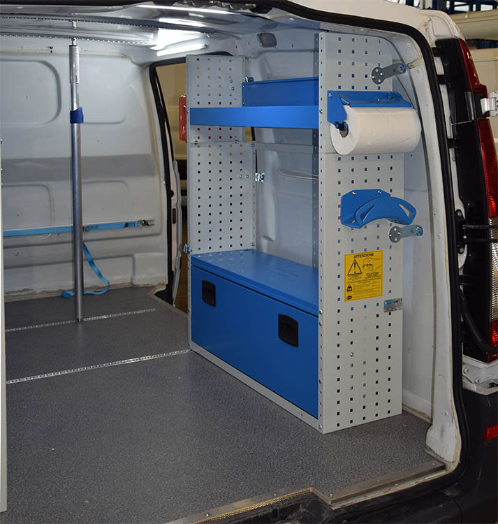 03 Zaprta obloga blatnika, odprta polica in dodatki za Vito, ki jih je opremil Syncro System Slovenia