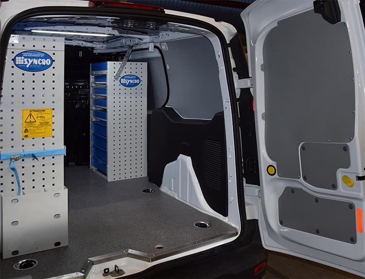 03 Povežite desno steno z omarico, ki se naslanja na stranska vrata Syncro Slovenia