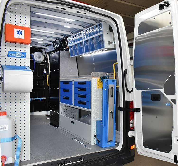 VW Crafter 03 z zložljivim držalom za primež in delovno ploščo, sistem Syncro Slovenija