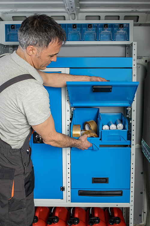 04 Polica s plastičnimi posodami in vhodnimi vrati Slovenija