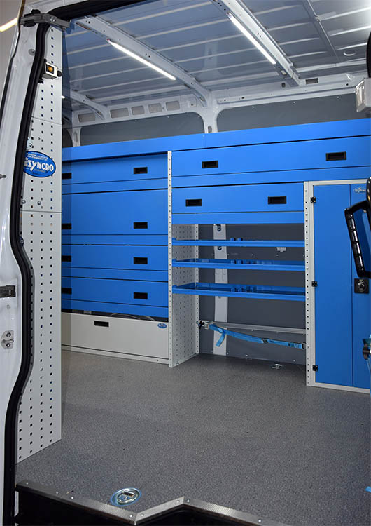 04 Daily z Ultra opremo, vidno skozi stranska vrata Syncro Slovenija