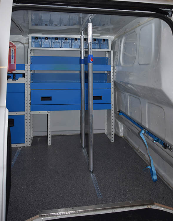 04 Stranski pogled na Vito, opremljen z rezkanimi palicami za zadrževanje tovora Syncro Slovenia