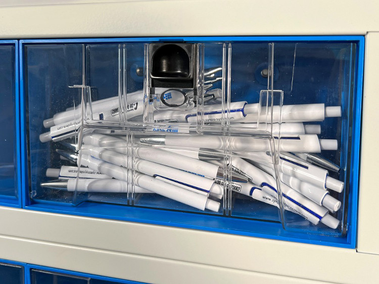 05 Syncro System Slovenija transparentna široka kredenca