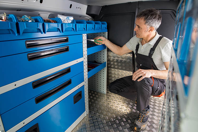 05 odprta polica s plastičnimi posodami Slovenija