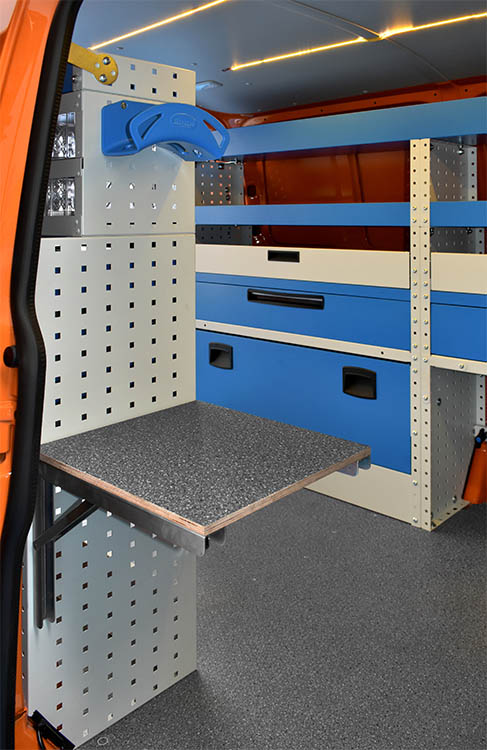 05 Zložljiva miza na strani opreme Syncro Ultra na krovu Transporter Slovenija