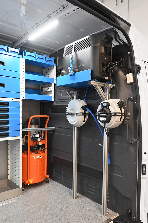 05 ecoflow z orodjem na kombiju Syncro Slovenija