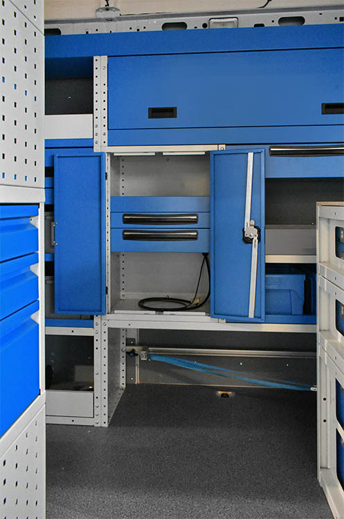 05 Detajl glavne postavitve z omaro in notranjimi elementi Syncro Slovenija