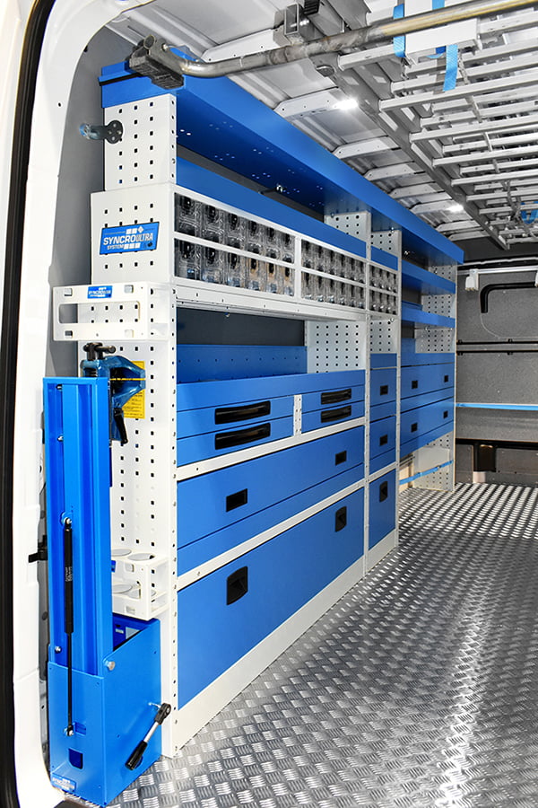 06 stena s predali, vrati in prozornimi posodami ter nagibnim držalom primeža syncro system Slovenija