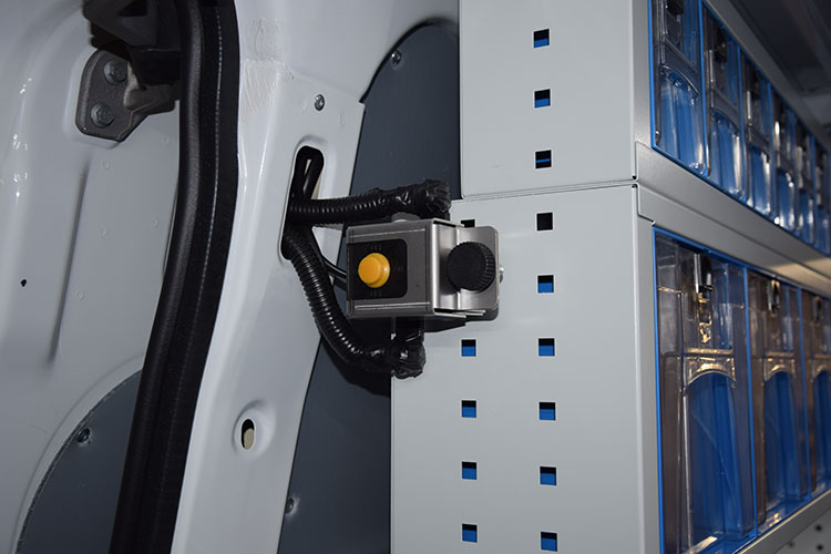 07 Stikalo na vozilu Daily, ki ga je opremilo podjetje Syncro Slovenija